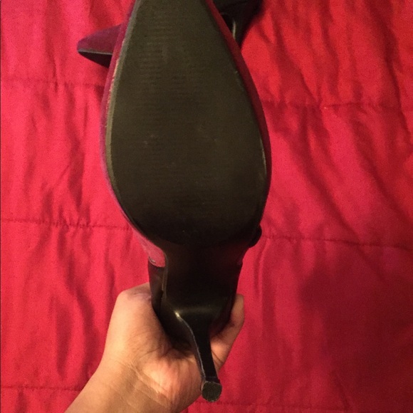 Maroon and black heels - Picture 3 of 3